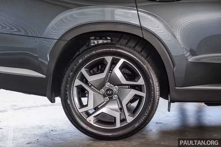 Được định vị cao hơn Santa Fe, Hyundai Palisade 2023 sở hữu kích thước cũng lớn hơn, bao gồm chiều dài 4.995 mm, chiều rộng 1.975 mm, chiều cao 1.750 mm và chiều dài cơ sở 2.900 mm. So với Hyundai Santa Fe, mẫu xe này có chiều dài cơ sở lớn hơn 135 mm.Ở phiên bản mới, Hyundai Palisade sở hữu ngoại hình khá ấn tượng, đặc biệt là ở khu vực đầu xe.