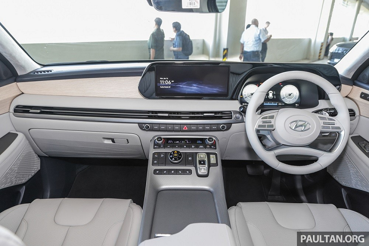 Tại đây, xe được trang bị lưới tản nhiệt Cascading Grille cỡ lớn với mắt lưới hình học, tương tự Tucson và Creta. Bên cạnh đó là hệ thống đèn trước cũng bắt mắt không kém với dải đèn LED định vị ban ngày của xe kéo dài từ nắp ca-pô xuống cản trước, nằm song song với cụm đèn pha đặt dọc.