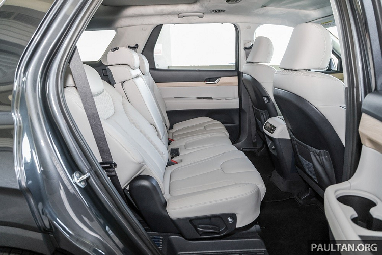 Trên cản trước xuất hiện hốc gió trung tâm rộng, bao quanh bằng viền màu tối dày dặn, tạo cảm giác cứng cáp cho xe. Vòng về phía sau, chúng ta sẽ bắt gặp cụm đèn hậu nằm dọc, cản sau tích hợp tấm ốp gầm màu bạc khá lớn và 2 đầu ống xả giả vuông vức.