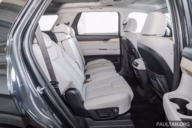 Trên cản trước xuất hiện hốc gió trung tâm rộng, bao quanh bằng viền màu tối dày dặn, tạo cảm giác cứng cáp cho xe. Vòng về phía sau, chúng ta sẽ bắt gặp cụm đèn hậu nằm dọc, cản sau tích hợp tấm ốp gầm màu bạc khá lớn và 2 đầu ống xả giả vuông vức.