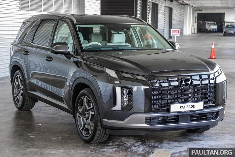 Bên trong Hyundai Palisade 2023 là không gian nội thất 3 hàng ghế được bọc da tạo cảm giác khá cao cấp.