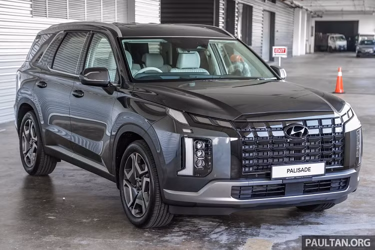 Bên trong Hyundai Palisade 2023 là không gian nội thất 3 hàng ghế được bọc da tạo cảm giác khá cao cấp.