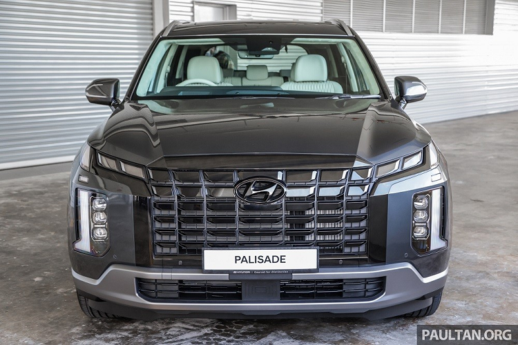 Do đó, việc Hyundai Palisade 2023 bán ở Việt Nam cũng không có gì lạ. Trên thực tế, đây không phải là lần đầu tiên Hyundai Palisade được đồn sẽ bán ở Việt Nam. Vào năm 2019, mẫu xe này cũng từng được trưng bày chính hãng ở Việt Nam.