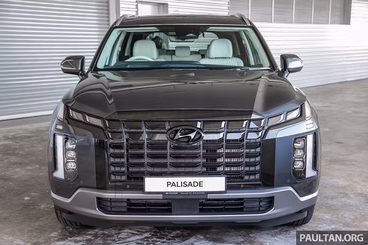 Do đó, việc Hyundai Palisade 2023 bán ở Việt Nam cũng không có gì lạ. Trên thực tế, đây không phải là lần đầu tiên Hyundai Palisade được đồn sẽ bán ở Việt Nam. Vào năm 2019, mẫu xe này cũng từng được trưng bày chính hãng ở Việt Nam.