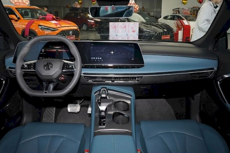 Về nội thất, MG7 2023 sở hữu cấu hình 5 chỗ ngồi. Không gian khoang cabin của xe trông rất hiện đại, sang trọng không thua gì những mẫu xe sang nước Đức với bảng đồng hồ LCD toàn phần 10,25 inch và màn hình điều khiển trung tâm 12,3 inch nổi bật trên taplo.