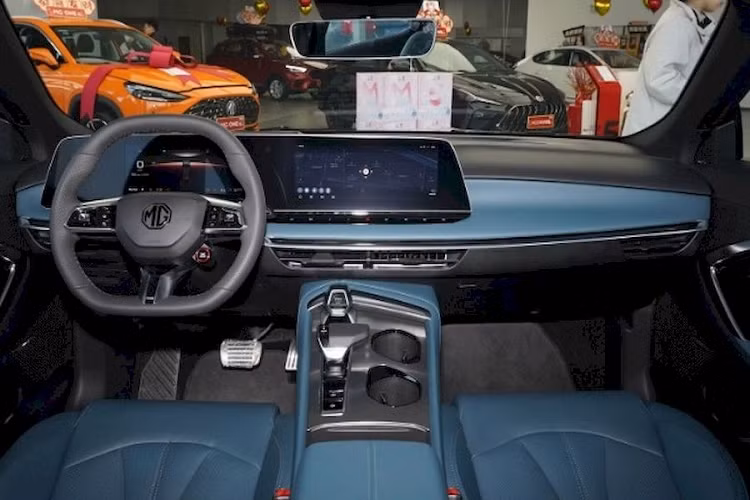Về nội thất, MG7 2023 sở hữu cấu hình 5 chỗ ngồi. Không gian khoang cabin của xe trông rất hiện đại, sang trọng không thua gì những mẫu xe sang nước Đức với bảng đồng hồ LCD toàn phần 10,25 inch và màn hình điều khiển trung tâm 12,3 inch nổi bật trên taplo.