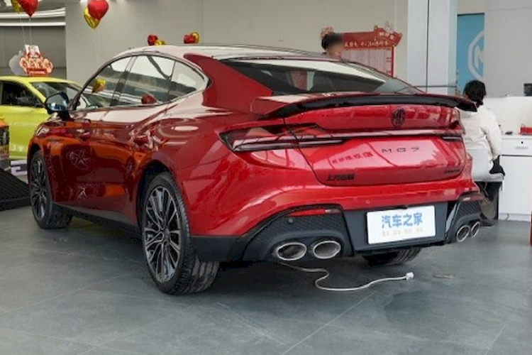 MG7 2023 mới lần đầu ra mắt vào hồi tháng 8/2022 và chính thức mở bán từ tháng 3 năm nay tại thị trường Trung Quốc. Mẫu sedan này sở hữu kích thước dài x rộng x cao lần lượt là 4.884 x 1.889 x 1.447 mm và chiều dài cơ sở đạt 2.778 mm. MG7 2023 sở hữu thiết kế thể thao, khỏe khoắn nhưng cũng không kém phần hiện đại.