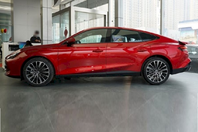 Nếu thông tin đại lý đưa ra là chính xác, MG7 sẽ trở thành mẫu xe có giá bán khởi điểm rẻ nhất phân khúc sedan hạng D tại Việt Nam. Hiện tại, vị trí này thuộc về Mazda6 với giá bán của phiên bản tiêu chuẩn là 779 triệu đồng. Theo một số nguồn tin, MG7 tại Việt Nam sẽ bán ra với đủ 2 cấu hình động cơ như thị trường Trung Quốc. 