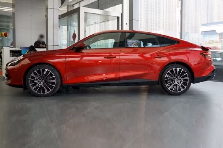 Nếu thông tin đại lý đưa ra là chính xác, MG7 sẽ trở thành mẫu xe có giá bán khởi điểm rẻ nhất phân khúc sedan hạng D tại Việt Nam. Hiện tại, vị trí này thuộc về Mazda6 với giá bán của phiên bản tiêu chuẩn là 779 triệu đồng. Theo một số nguồn tin, MG7 tại Việt Nam sẽ bán ra với đủ 2 cấu hình động cơ như thị trường Trung Quốc. 