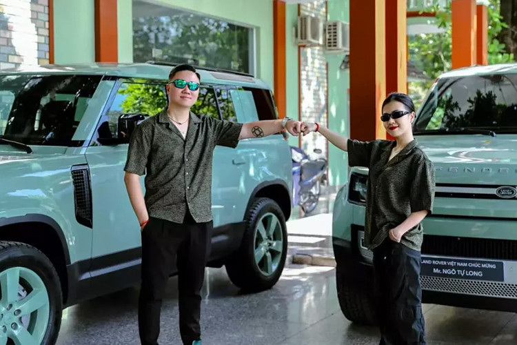 Mới đây, trên mạng xã hội đã xôn xao trước thông tin 2 anh em ở Bình Dương chốt mua cặp xe Land Rover Defender bản giới hạn 75th Limited Edition tại thị trường Việt Nam.