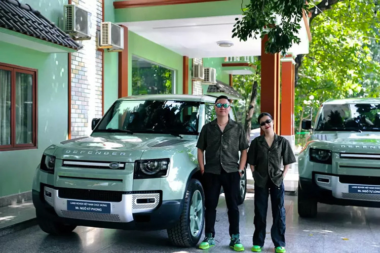 Mẫu xe SUV Land Rover Defender 75th Limited Edition chỉ được sản xuất với 2 biến thể là 90 và 110, toàn bộ 5 xe về Việt Nam đều thuộc bản Land Rover Defender 110 75th Limited Edition với sự cá tính cao hơn, và thuộc bản 4 cửa, thay vì chỉ có 2 cửa.