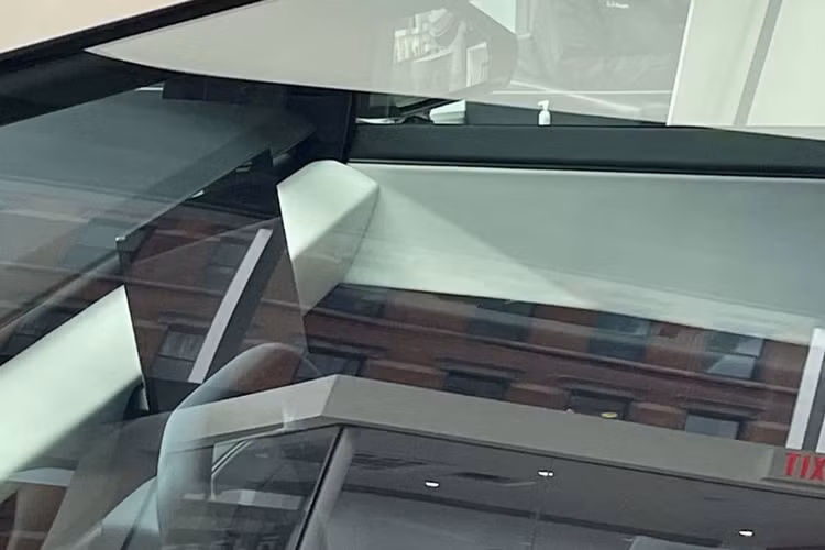 Dĩ nhiên, với cấu tạo đặc biệt như vậy thì quá trình sản xuất Tesla Cybertruck chắc chắn sẽ khó khăn hơn. Việc sửa chữa cũng được coi là trở ngại bởi không có nhiều cơ sở có kinh nghiệm xử lý thép không gỉ.