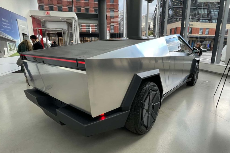 Theo vị lãnh đạo này chia sẻ với kênh News, cả thiết kế lạ kỳ của Cybertruck cùng việc thân xe làm từ thép không rỉ sẽ là một mối hiểm họa thực sự cho những ai thiếu may mắn gặp va chạm với dòng bán tải này.