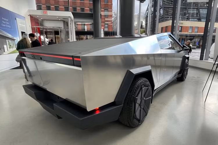Theo vị lãnh đạo này chia sẻ với kênh News, cả thiết kế lạ kỳ của Cybertruck cùng việc thân xe làm từ thép không rỉ sẽ là một mối hiểm họa thực sự cho những ai thiếu may mắn gặp va chạm với dòng bán tải này.