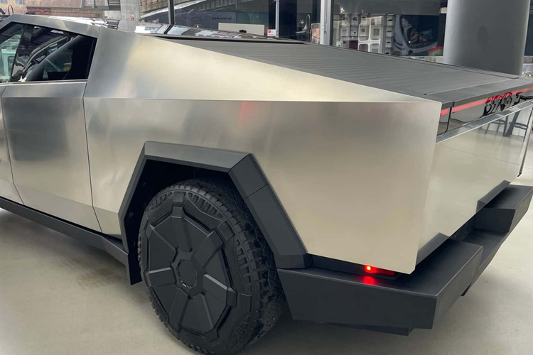 "Hãy thử đặt mình vào trường hợp bị một chiếc Cybertruck tông phải, tôi không nghĩ bạn có cơ hội lành lặn thoát ra. Phần mũi xe nhọn, thấp hoàn toàn có thể làm người bị va phải gặp chấn thương nặng ở phần chân đồng thời hất tung họ lên", ông nhận định.