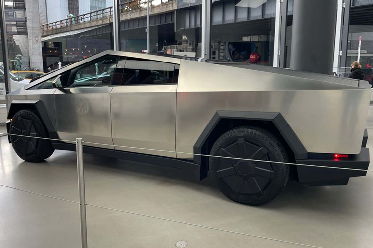 Chúng có thiết kế "mềm" hơn các vùng khác để dễ bị bóp méo, uốn cong hay "co rụm" và "chuyển hướng" lực tác động tránh xa khoang cabin hành khách khi xảy ra va chạm. Tuy nhiên, với Tesla Cybertruck, không ai có thể nói trước các vùng hấp thụ xung lực có được phát triển đúng cách hay không khi thân xe được làm từ vật liệu quá chắc chắn.