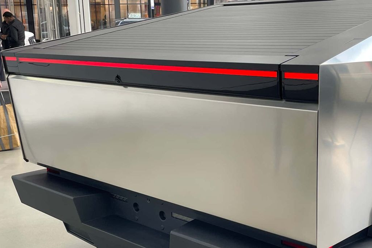 Giám đốc điều hành tổ chức đánh giá xe ANCAP (NCAP khu vực Australia) là James Goodwin đã từng bày tỏ sự quan ngại đặc biệt về thiết kế dòng bán tải thuần điện Cybertruck.