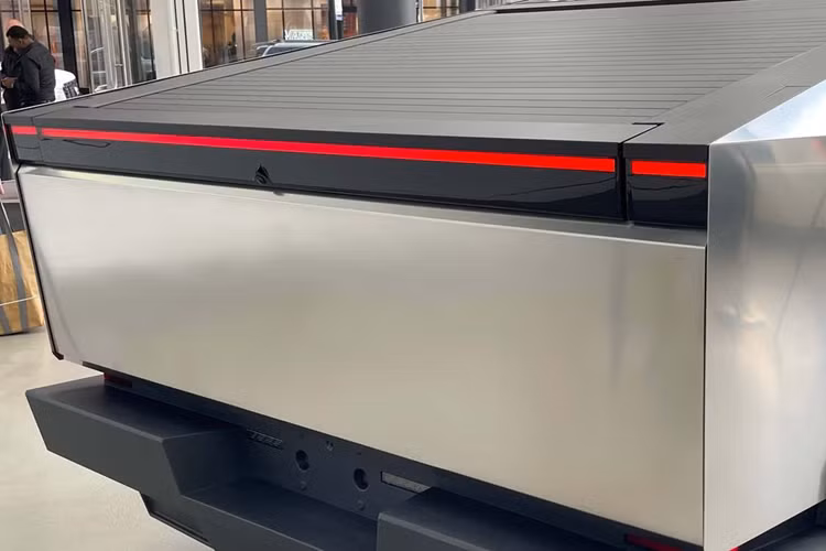 Giám đốc điều hành tổ chức đánh giá xe ANCAP (NCAP khu vực Australia) là James Goodwin đã từng bày tỏ sự quan ngại đặc biệt về thiết kế dòng bán tải thuần điện Cybertruck.