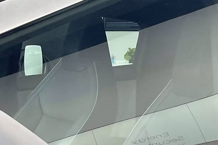 Khi gặp va chạm, rất có thể thân xe không hoặc ít biến dạng khiến lực tác động tiếp tục truyền thẳng vào cabin và tới hành khách bên trong. Vào hồi đầu tháng 11, Tesla còn chứng minh khả năng chống đạn cho Cybertruck. Tuy nhiên, điều này chỉ cho thấy độ cứng nhất định của vỏ xe chứ không phải mức độ an toàn mà chiếc bán tải này có thể mang lại.