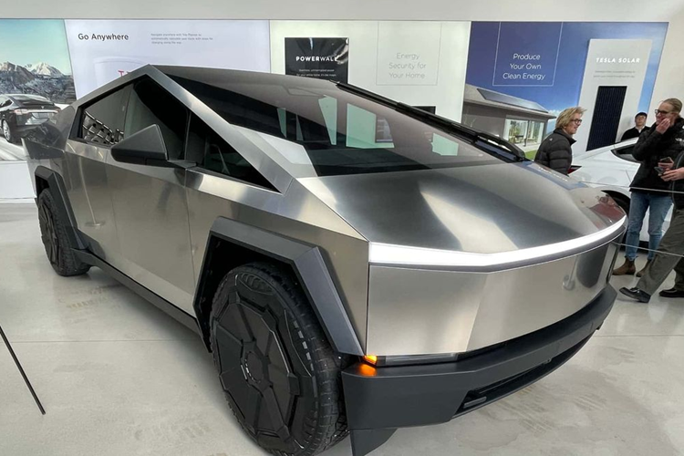 Theo kế hoạch, Tesla Cybertruck chạy điện sẽ chính thức được trình làng vào ngày 30/11 tới đây, đúng 4 năm sau khi phiên bản nguyên mẫu đầu tiên ra mắt công chúng. Đây là cột mốc quan trọng đối với Tesla nên hãng dự định đánh dấu bằng một sự kiện tại nhà máy gần Austin, Texas.