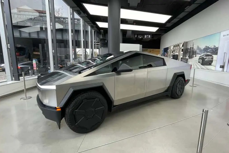 Và chính “ngoại hình” hầm hố này của bán tải điện Tesla Cybertruck đã làm dấy lên lo ngại an toàn cho người và phương tiện khi di chuyển xung quanh xe. Thông thường, vùng hấp thụ xung lực trên xe ô tô là một kết cấu khung thép được lắp đặt ở đầu và đuôi xe.