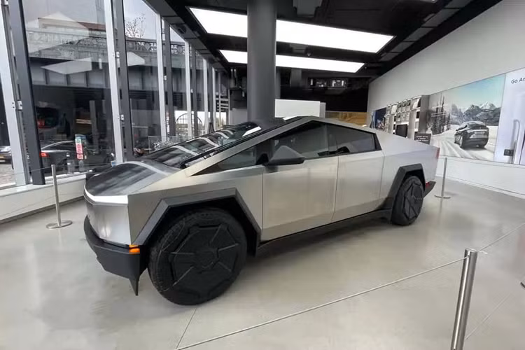 Và chính “ngoại hình” hầm hố này của bán tải điện Tesla Cybertruck đã làm dấy lên lo ngại an toàn cho người và phương tiện khi di chuyển xung quanh xe. Thông thường, vùng hấp thụ xung lực trên xe ô tô là một kết cấu khung thép được lắp đặt ở đầu và đuôi xe.