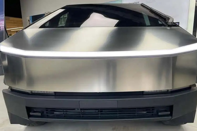 Kể từ lần xuất hiện đầu tiên dưới dạng xe concept, bán tải điện Tesla Cybertruck chống đạn đã gây nhiều tranh cãi trong làng xe bởi thiết kế "không giống xe thông thường". Theo đó, Cybertruck có kiểu dáng góc cạnh, cứng cáp với “tấm thân” được làm hoàn toàn từ thép không gỉ siêu cứng - thứ không cần sơn, chống móp méo.