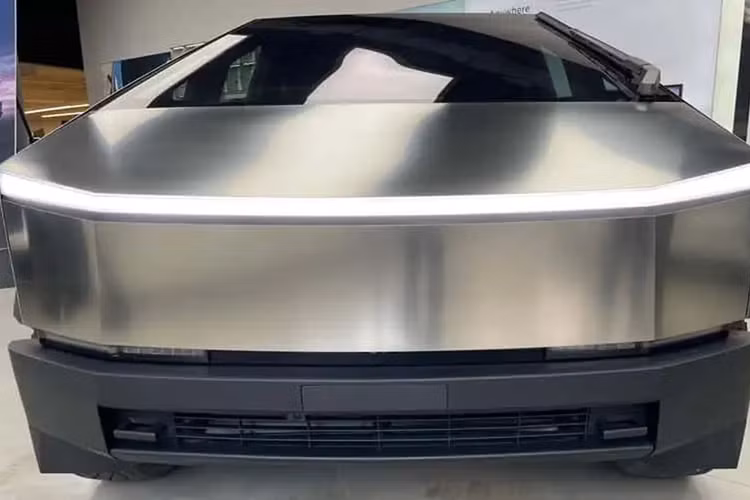 Kể từ lần xuất hiện đầu tiên dưới dạng xe concept, bán tải điện Tesla Cybertruck chống đạn đã gây nhiều tranh cãi trong làng xe bởi thiết kế "không giống xe thông thường". Theo đó, Cybertruck có kiểu dáng góc cạnh, cứng cáp với “tấm thân” được làm hoàn toàn từ thép không gỉ siêu cứng - thứ không cần sơn, chống móp méo.