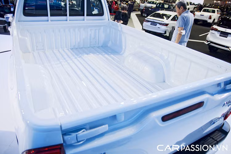 Tại Việt Nam, những chiếc bán tải cabin đơn như thế này sẽ bị xếp vào hạng xe tải và phải tuân thủ quy định riêng về tốc độ, làn đường, giờ hoạt động tại các trung tâm thành phố, nên không được ưa chuộng.