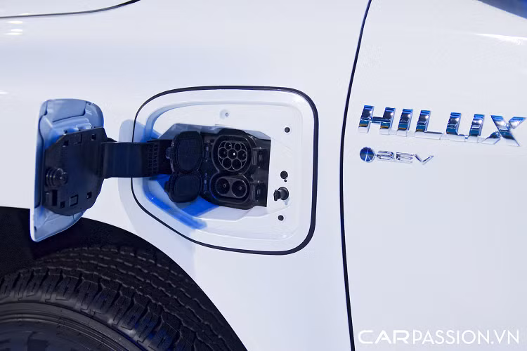 Những gì có thể nhận định được qua quan sát bằng mắt thường cho thấy xe gần như giống hệt Hilux chạy bằng động cơ đốt trong quen thuộc, nhưng đã trải qua một số thay đổi về kiểu dáng để nổi bật hơn.