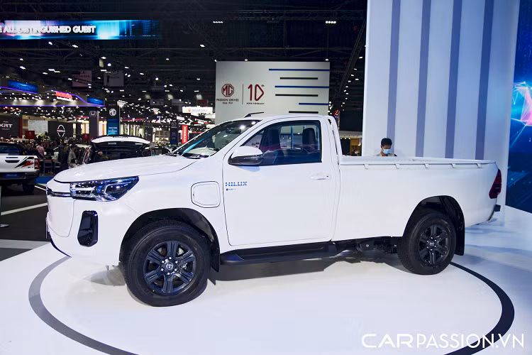 Phiên bản ý tưởng này thiết kế dựa trên nền tảng chiếc Toyota Hilux thế hệ thứ 8 hiện hành, cấu hình cabin đơn 2 cửa 2 chỗ ngồi, thùng hàng dài. Cũng giống như tại sự kiện ra mắt lần trước, Toyota không tiết lộ thêm thông tin cụ thể nào về Hilux Revo BEV Concept khi trưng bày tại triển lãm Bangkok Motor Show 2023.