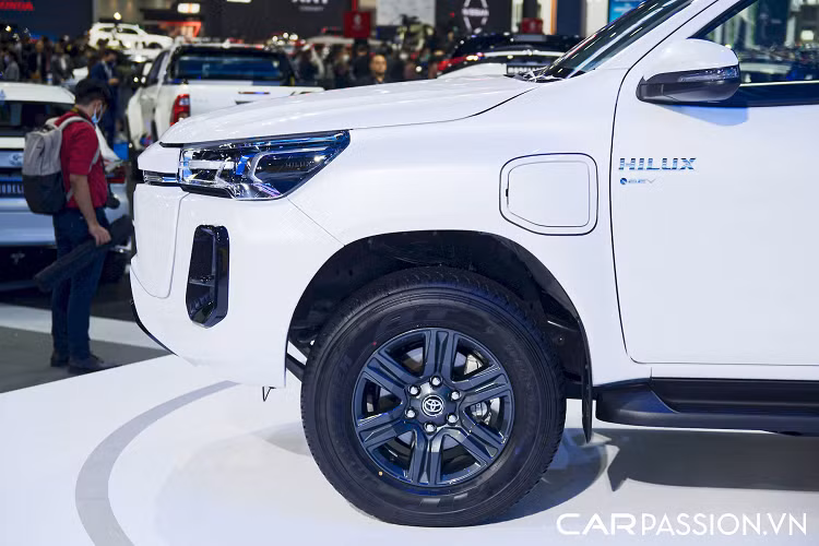 Chiếc Toyota Hilux Revo BEV Concept mới được trang bị bộ mâm hợp kim 20 inch đi kèm với lốp Dunlop Grandtrek có kích cỡ 265/50. Cổng sạc điện được bố trí ở ngay dưới cột A phía bên hông trái của xe. Đối với thị trường Thái Lan dùng tay lái nghịch (so với Việt Nam), cổng sạc này nằm ở phía ghế hành khách.