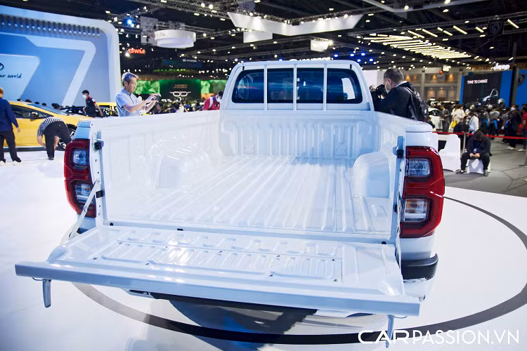 Hilux Revo BEV Concept được lắp mô-tơ điện tại cầu sau, tuy nhiên thông số kỹ thuật không rõ. Bên trong khoang lái là những thành phần giống như bản động cơ đốt trong gồm phanh tay điện tử, cần số dạng núm xoay... nhưng đồng hồ điện tử có thêm thông tin hệ thống điện và pin.