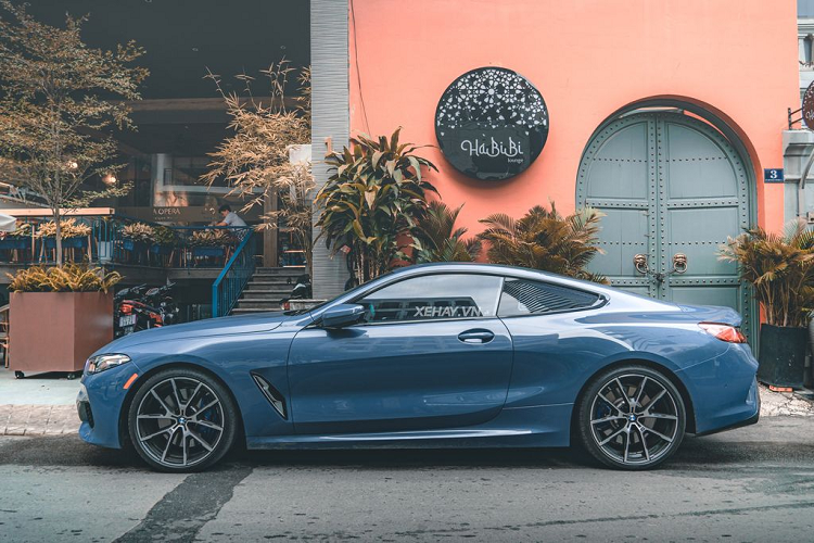 Sát hai bên cạnh lưới tản nhiệt là cụm đèn chiếu sáng loại đèn pha laser thay cho đèn LED. Xe nhập Mỹ nên có đèn định vị màu cam ở hai bên. Nhìn ngang hông xe, BMW 840i Coupe có phần mui vuốt dốc về phía sau trong khi mũi xe được làm khá dài, mang đến cái nhìn trẻ trung và thể thao. Phiên bản này là mui cứng.