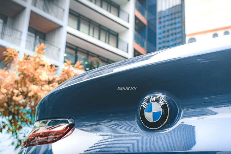 Bên trong cabin, BMW 840i Coupe có các trang bị tiện ích nổi bật như: màn hình 12,3 inch sau vô-lăng và màn hình 10,25 inch chính giữa, hỗ trợ Apple CarPlay không dây, điều hòa tự động 4 vùng, sạc điện không dây, hệ thống âm thanh vòm sử dụng loa Diamond của Bowers &amp; Wilkins,… .