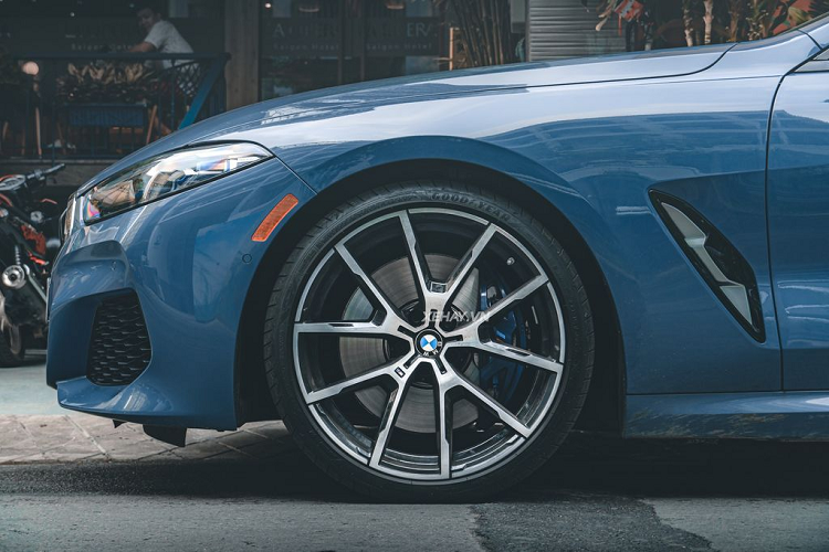 Về truyền động, BMW 840i Coupe dùng khối động cơ I6 dung tích 3 lít, công suất 335 mã lực và mô-men xoắn 498 Nm, đi kèm hộp số tự động 8 cấp. Do đuôi xe không có dòng chữ xDrive, nhiều khả năng chiếc BMW 840i Coupe đầu tiên về Việt Nam dùng hệ dẫn động cầu sau.