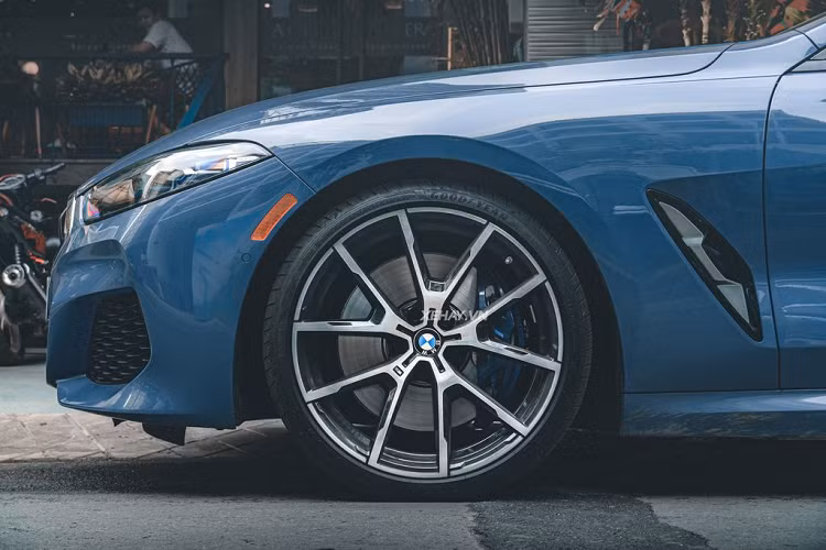 Về truyền động, BMW 840i Coupe dùng khối động cơ I6 dung tích 3 lít, công suất 335 mã lực và mô-men xoắn 498 Nm, đi kèm hộp số tự động 8 cấp. Do đuôi xe không có dòng chữ xDrive, nhiều khả năng chiếc BMW 840i Coupe đầu tiên về Việt Nam dùng hệ dẫn động cầu sau.