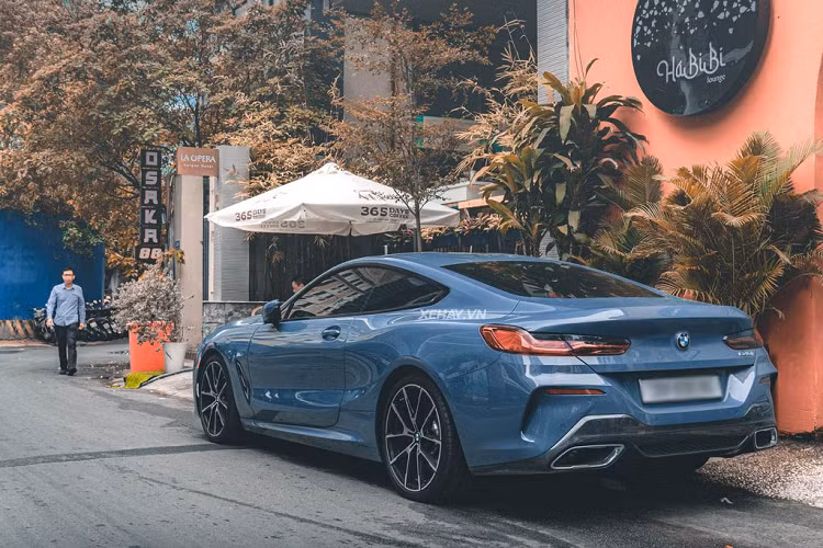 Xe được trang bị bộ mâm loại 5 chấu kép, kích thước lên đến 20 inch. Ở phía sau, BMW 840i Coupe được trang bị đèn hậu LED thanh mảnh. Cụm ống xả kép nằm đối xứng cùng khe hút gió nhỏ hai bên.