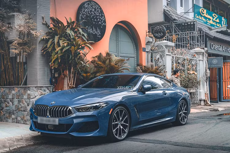 Gói trang bị M Sport, bao gồm cản trước, cản sau hầm hố hơn, bộ mâm lớn và phanh hiệu suất cao. “khuôn mặt” của BMW 840i Coupe đầu tiên về Việt Nam vẫn được trang bị lưới tản nhiệt hình quả thận quen thuộc, nhưng kích thước nhỏ, không theo xu thế khổng lồ trên các xe mới của BMW gần đây. Đèn hậu LED thanh mảnh.