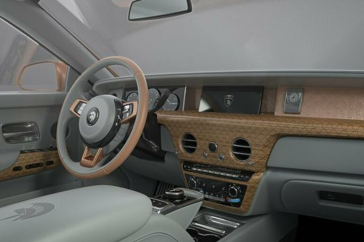 Logo Rolls-Royce được thay thế bằng huy hiệu riêng của hãng độ. Ares Modena vẫn giữ kín các chi tiết về thông số kỹ thuật của bản độ này.