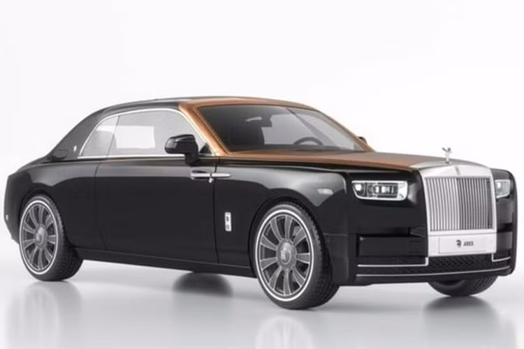 Để biến chiếc sedan Rolls-Royce Phantom siêu sang 4 cửa thành phiên bản coupe, hãng độ đã cắt ngắn khung gầm, điều chỉnh lại tỷ lệ thân xe, đồng thời loại bỏ bộ cửa cho hàng ghế sau.