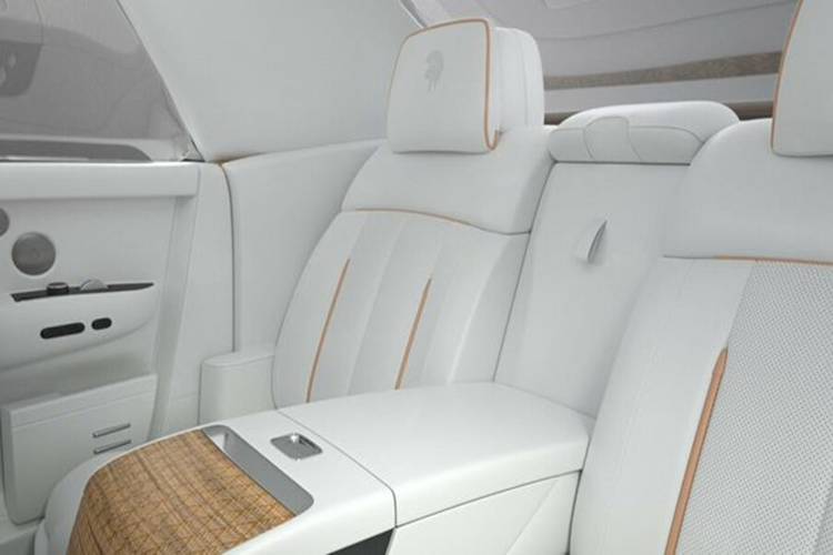 Ở bản tiêu chuẩn, Rolls-Royce Phantom được trang bị động cơ V12 6.75 lít tăng áp kép, sản sinh công suất 563 mã và mô-men xoắn cực đại 900 Nm.