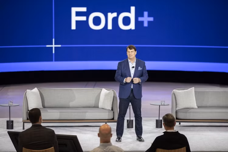Bên cạnh đó, mục tiêng của Ford cũng là thu hút khách hàng mới. Jim Farley nói rằng nhiều người mua xe bán tải điện F-150 Lightning trước đây chưa từng sở hữu một chiếc xe bán tải nào và ông tin rằng thành công tương tự có thể xảy ra với một chiếc SUV điện ba hàng ghế Ford sắp ra mắt. Đáng tiếc, Ford chưa công bố thời điểm ra mắt của mẫu SUV điện 3 hàng ghế mới này.