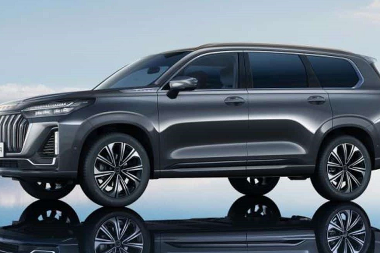 Ngoài ra, chắn bùn trước và sau được tạo hình rộng hơn một chút so với thân xe. Phía sau áp dụng thiết kế đèn hậu kiểu xuyên suốt. Mở cửa bước vào bên trong khoang lái, thật ngạc nhiên khi nội thất xe Exeed Lanyue có gì đó quen thuộc, nhất là thiết kế của bàng điều khiển trung tâm và táp-lô, nghĩ mãi mới ra là giống đến 99% mẫu xe sang chạy điện Mercedes-Benz EQS đang bán chính hãng tại Việt Nam.