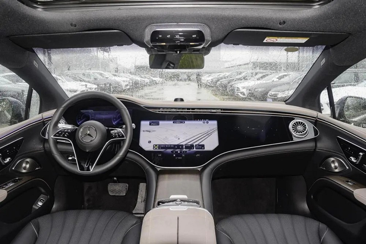 Thực tế, chiếc mẫu xe SUV Exeed Lanyue 2023 sắp ra mắt là bản nâng cấp giữa vòng đời không phải thuộc thế hệ mới, vì thế, ngoại hình chỉ có 1 vài thay đổi nhỏ, hãng chủ yếu tập trung vào những điều chỉnh và nâng cấp nhất định về nội thất cũng như cấu hình.