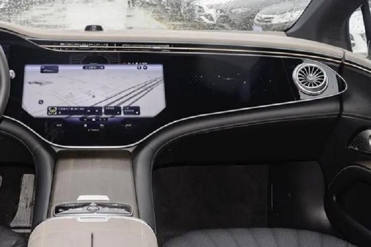 Màn "sao y bản chính" này khỏi phải bàn cãi về độ đẹp. Xe trang bị đến 3 màn hình bao gồm bảng đồng hồ, màn hình giải trí và bảng điều khiển LCD dành cho hành khách. Bảng điều khiển trung tâm sẽ loại bỏ toàn bộ nút bấm vật lý và được trang bị hộc chứa đồ lớn. Vô-lăng đáy phẳng có 4 chấu.