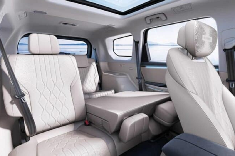 Exeed Lanyue cũng sẽ có thêm một màu bạc để khách hàng lựa chọn. Kích thước của xe Exeed Lanyue lần lượt là chiều dài 4.970 mm, rộng 1.940 mm và cao 1.792 mm, chiều dài cơ sở 2.900 mm. Nhìn từ bên hông, khung cửa sổ và cửa ra vào được trang trí bằng các dải crôm bắt mắt, xe được trang bị bộ la-zăng 20 inch dày dặn.