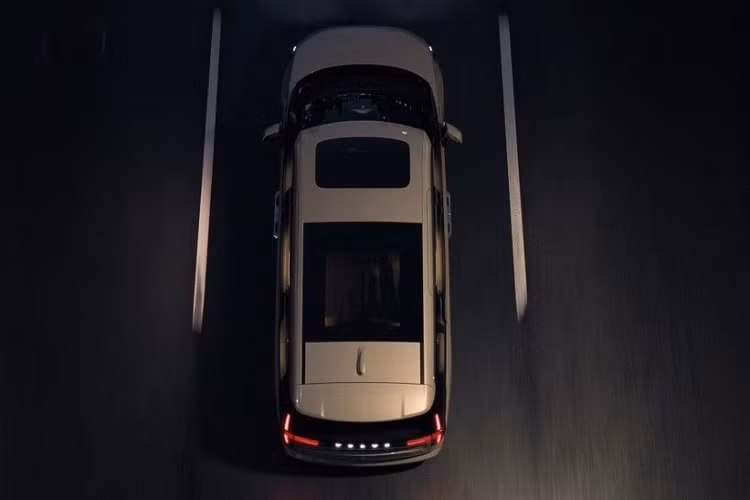 Cụm đèn chạy ban ngày của xe dạng LED “Thor's Hammer”. Khu vực lưới tản nhiệt của Volvo EM90 cũng có thiết kế khá đơn giản, khác hẳn với vẻ hào nhoáng của Zeekr 009.