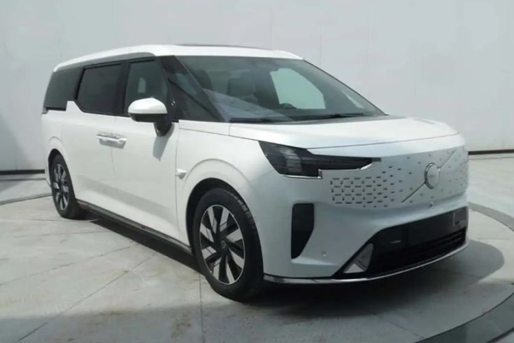 Theo thông tin được công bố, Volvo EM90 2024 mới sẽ chính thức ra mắt vào ngày 12/11/2023 tại Trung Quốc. Trước thời điểm đó, ngoại hình của mẫu MPV hạng sang này đã được hé lộ thông qu a những hình ảnh do Bộ Công nghiệp và Công nghệ thông tin Trung Quốc (MIIT) đăng tải. Về cơ bản, thiết kế của Volvo EM90 khá giống với Zeekr 009.