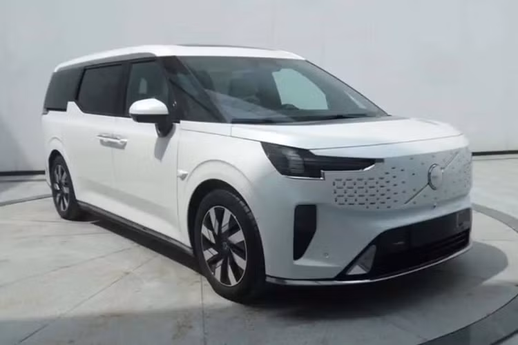 Theo thông tin được công bố, Volvo EM90 2024 mới sẽ chính thức ra mắt vào ngày 12/11/2023 tại Trung Quốc. Trước thời điểm đó, ngoại hình của mẫu MPV hạng sang này đã được hé lộ thông qu a những hình ảnh do Bộ Công nghiệp và Công nghệ thông tin Trung Quốc (MIIT) đăng tải. Về cơ bản, thiết kế của Volvo EM90 khá giống với Zeekr 009.